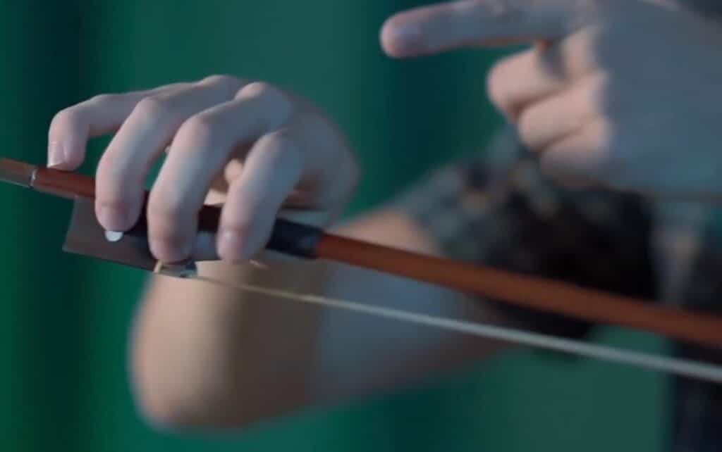 Como segurar o violino - dedo mindinho - Planeta Música